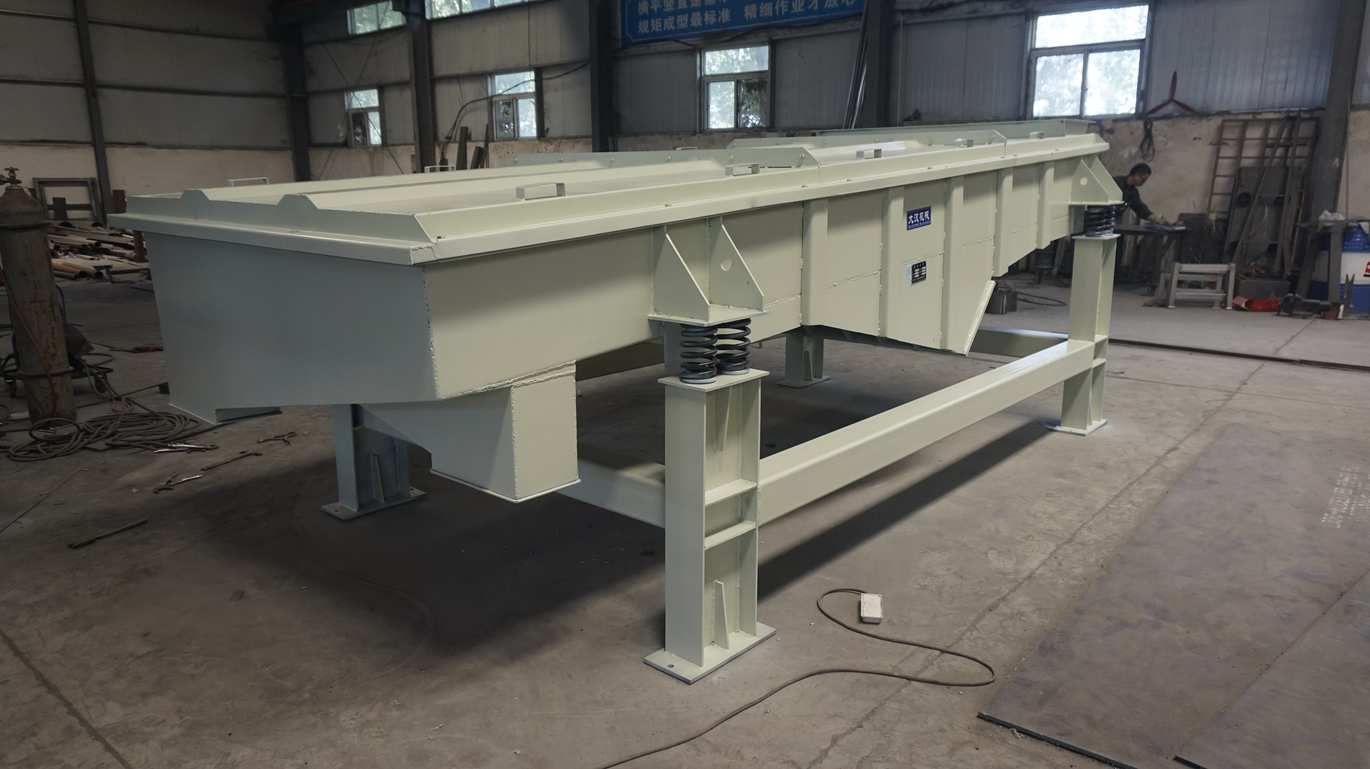 Sewage impurity removal vibrating screen