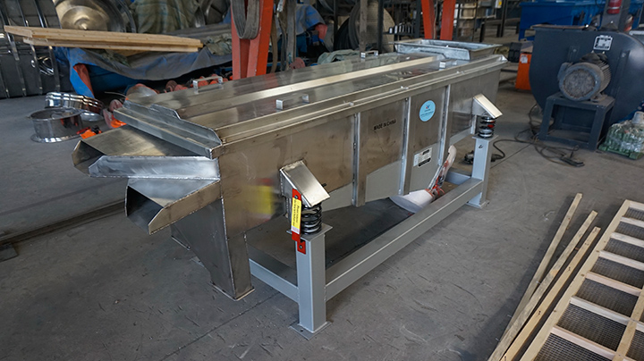 Linear vibrating screen