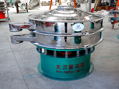 Three-dimensional rotary vibrating screen