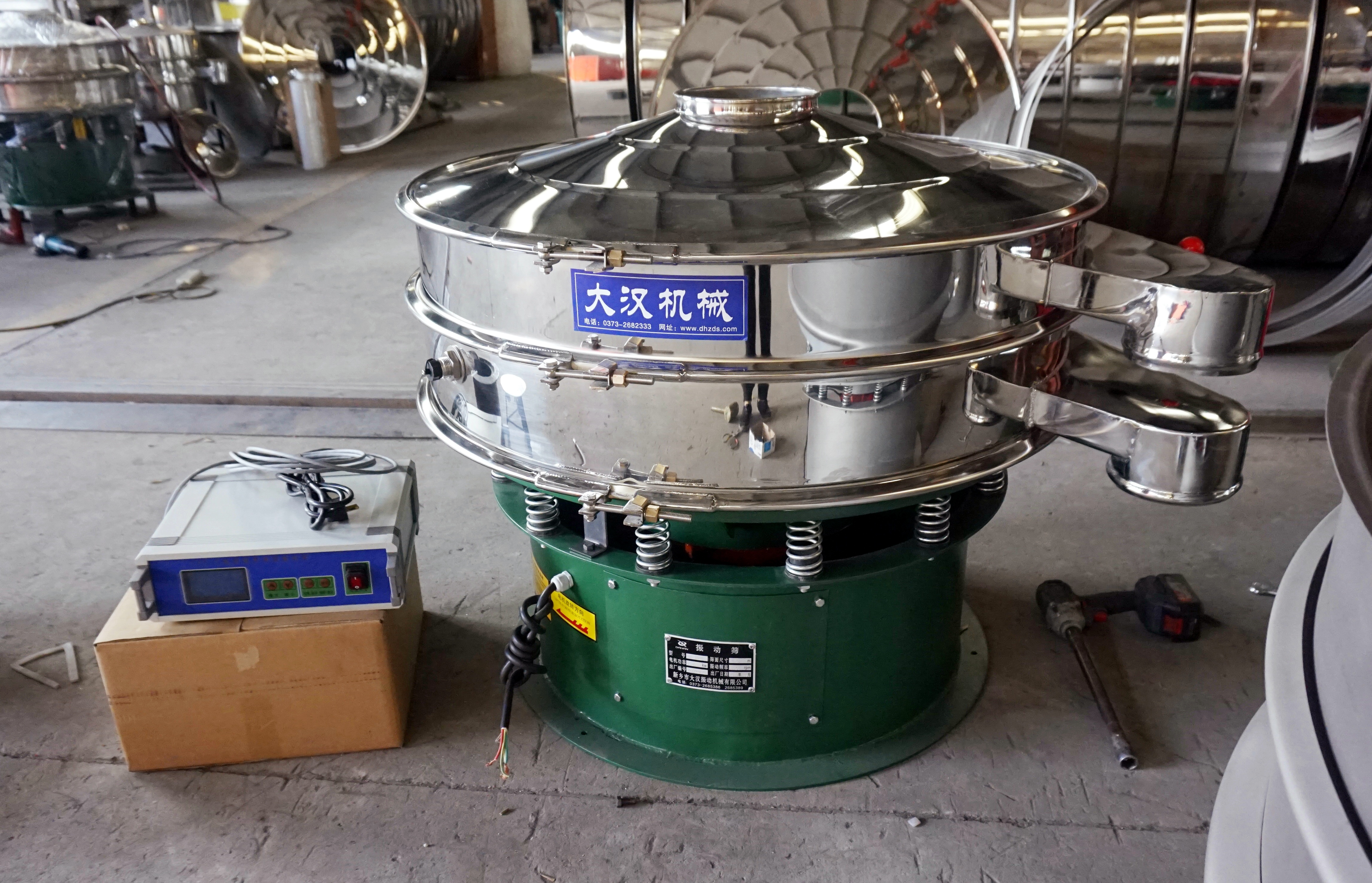 Vibrating screen for metal powder screening