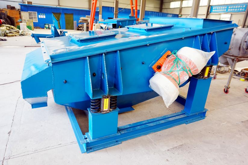 Vibrating screen for ore sand screening